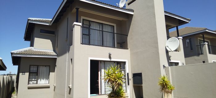 For Sale: Shellyvale Townhouse with 3 bedrooms, garage, garden, and security features.