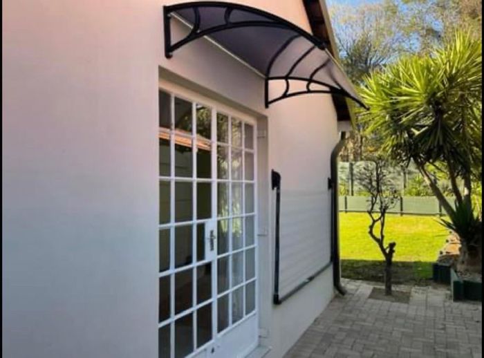 Gallo Manor Apartment To Rent: 1 Bed, garden, pool access, secure parking.