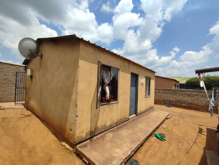 For Sale: House in Daveyton with spacious yard and ample parking.