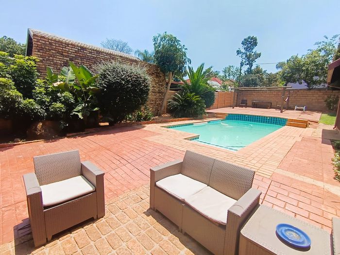 Rooihuiskraal House For Sale: Spacious layout, garden, and convenient location.