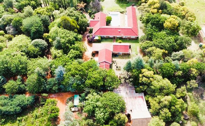 For Sale: Farm in Knoppieslaagte with main house, flats, pool, and stables.