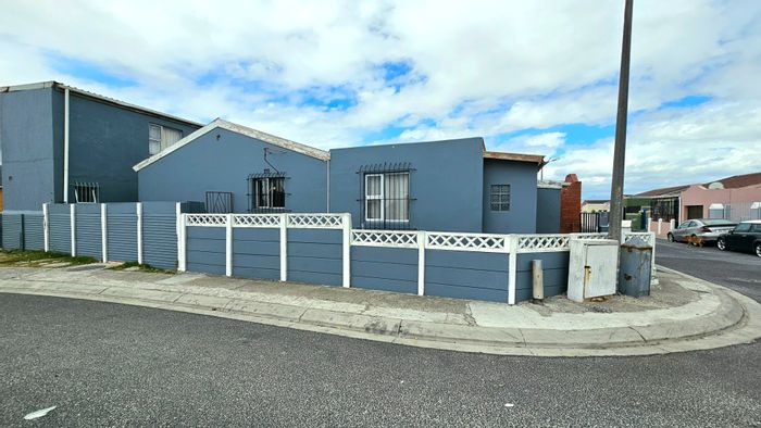 House for Sale in Rocklands: 4 bedrooms, separate entrance, garage for 2 vehicles.