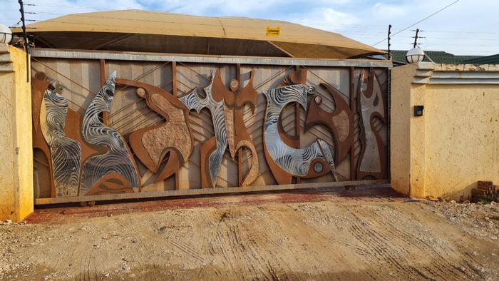 House to Rent in Thohoyandou: 4 bedrooms, double garage, staff quarters, near amenities.