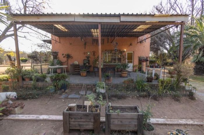 For Sale: 8.5ha Farm in Bultfontein AH with solar power, boreholes, and potential income.