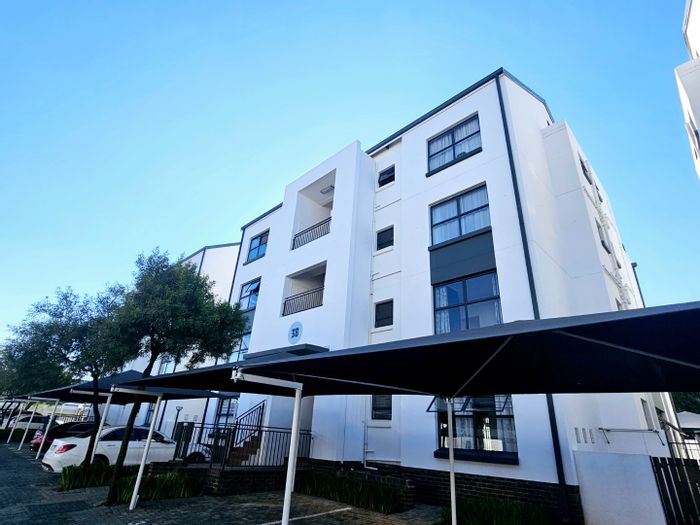 Greenstone Ridge Apartment To Rent: 3 beds, lifestyle centre, gym, pools, security.