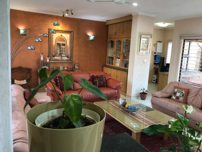House for sale in Lenasia Ext 9: pool, 4 beds, office, garage.