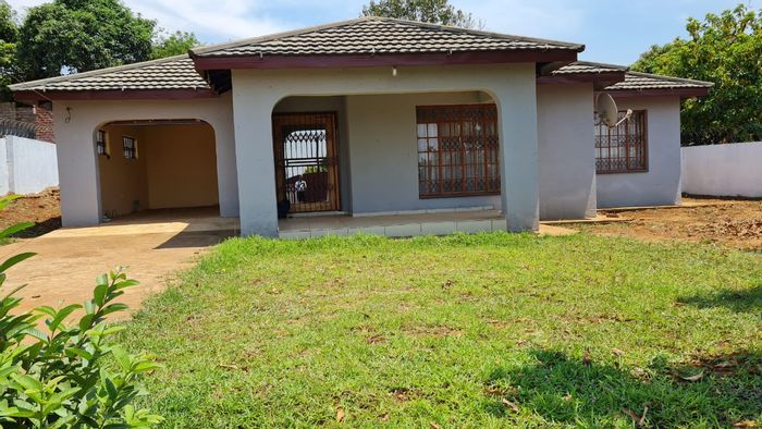 For Sale: Thohoyandou House with 2 Bedrooms, Garage, Water Tank, and Security.