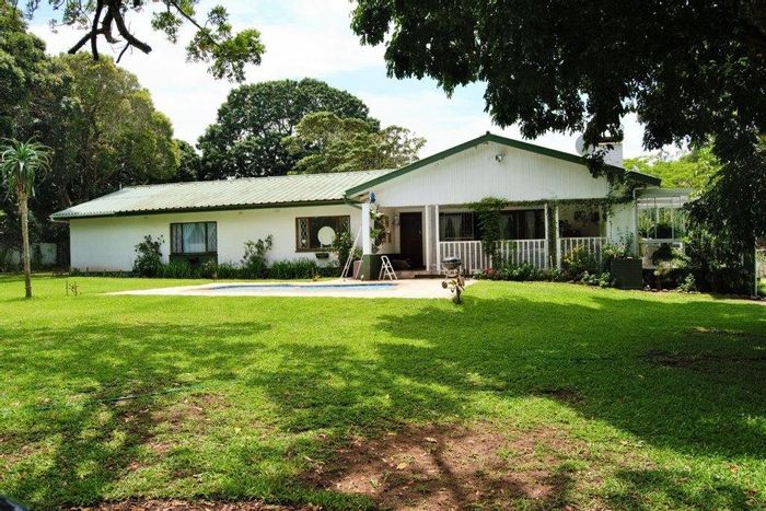 For Sale: Spacious Umtentweni house with pool, garden, and ample parking.