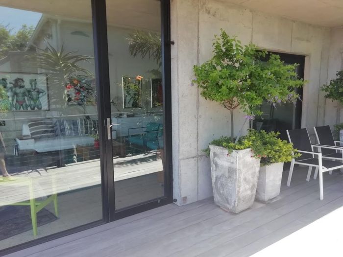 House To Rent in Port Elizabeth Central: Secure, open-plan living with stunning views.