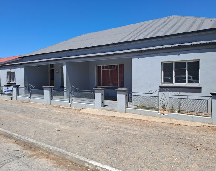 For Sale: House in Robertson Central with rental income potential and large plot.