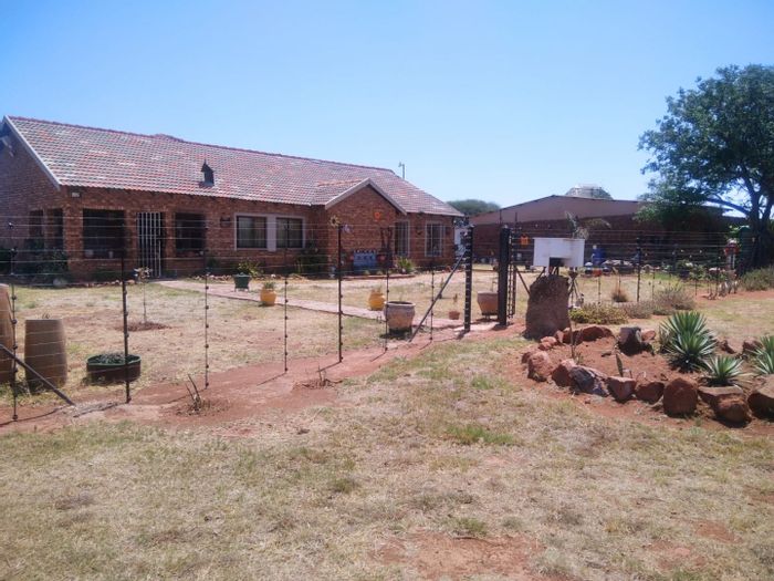 For Sale: Farm in Honingneskrans AH, ideal for livestock and poultry farming.