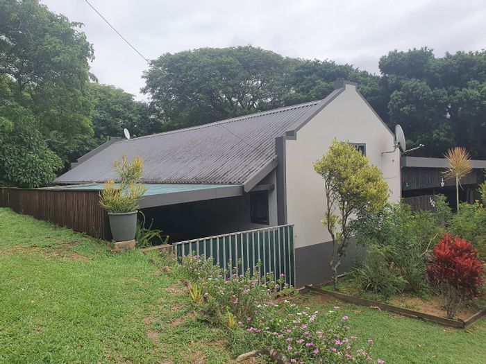 Woodgrange Townhouse For Sale: Enclosed patio, braai area, river access, pet-friendly.