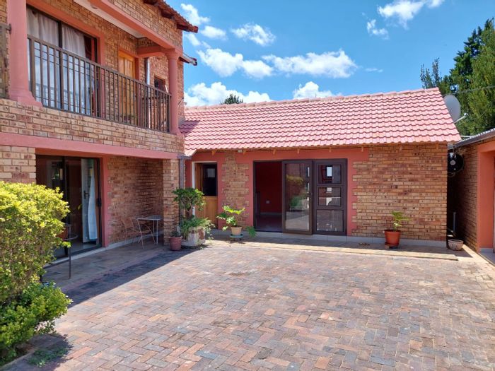 1 Bedroom Apartment in La Hoff To Rent, ensuite, spacious kitchen, R6000/month.