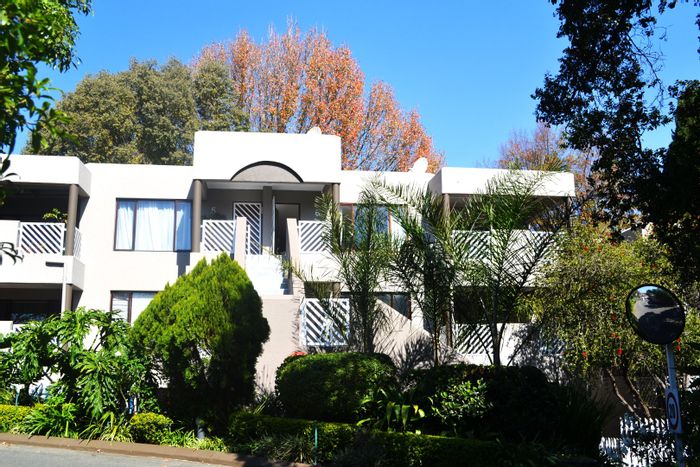 Craighall Park Townhouse For Sale: Pool, clubhouse, balcony, gated access, tenant option.