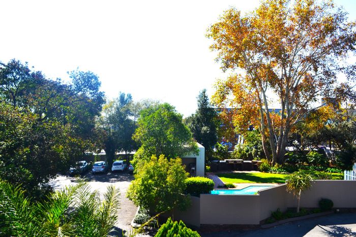 Craighall Park Townhouse For Sale: Pool, clubhouse, 2 beds, secure access.