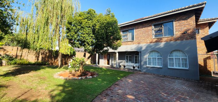 Erasmia House To Rent: 5 bedrooms, pool, study, double garage, low maintenance garden.