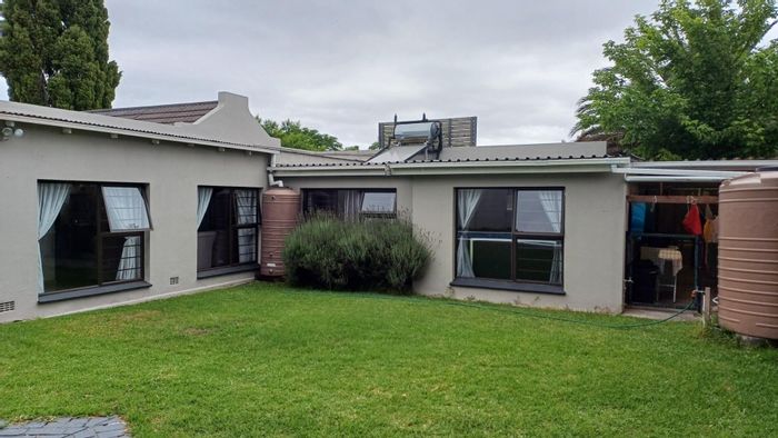 Bo Dorp House For Sale: Spacious layout, garden, and convenient location.