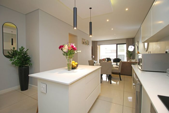 To Rent: 2-Bed Apartment in Hyde Park with balcony, pool, and security access.