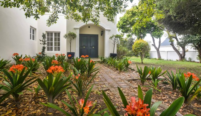 For Sale: Spacious Belvedere house with garden, double garage, and lagoon access.