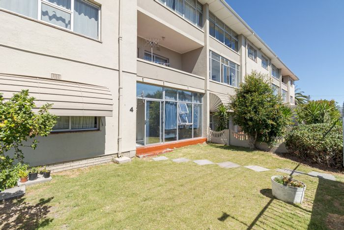 Ground-floor apartment in Fairfield Estate for sale with private outdoor space and parking.