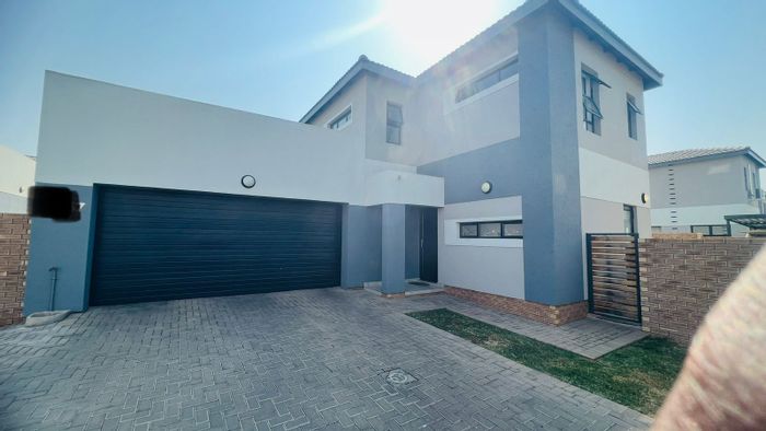 For Sale: House in Thatchfield Ridge with 3 bedrooms, garden, and solar inverter.