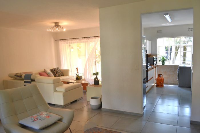 Bryanston East Townhouse For Sale: 2 beds, communal pool, secure access, patio.