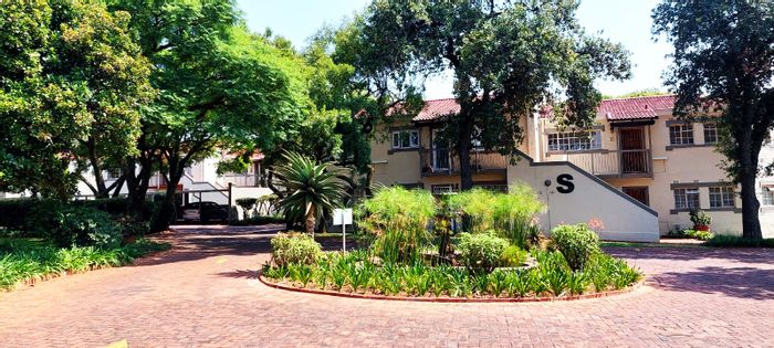 Bryanston East Townhouse For Sale: 2 beds, communal pool, braai area, secure access.
