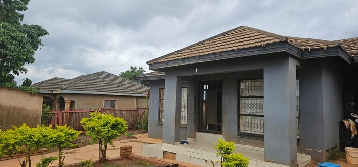 3-bedroom house for rent in Thohoyandou, near Thavhani Mall, with garage.