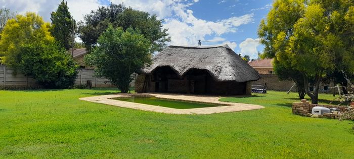 Flimieda House To Rent: 3 bedrooms, pool, spacious yard, near schools and shops.