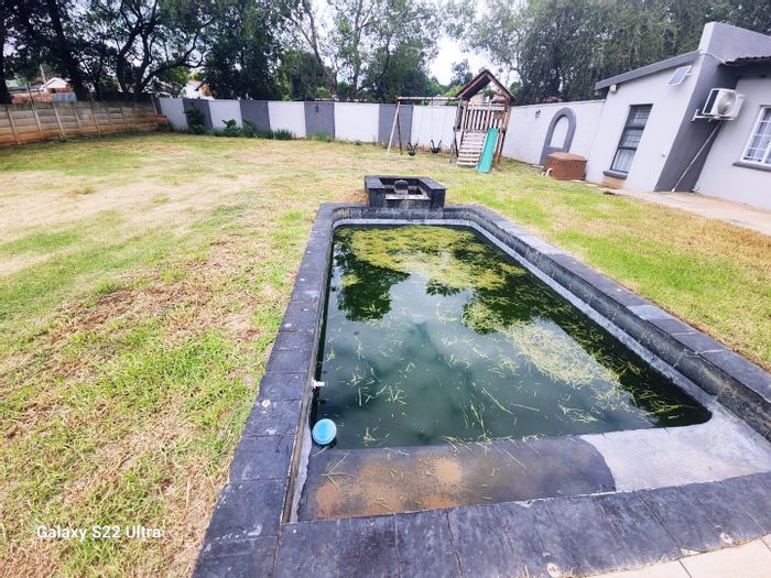 For Sale: House in Brackendowns with pool, double garage, and security features.