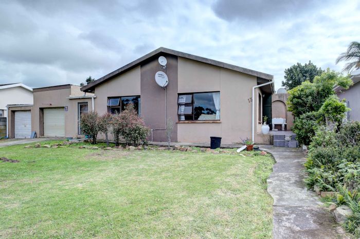 Kabega House For Sale: 4 bedrooms, flatlet, garages, and outdoor entertaining space.