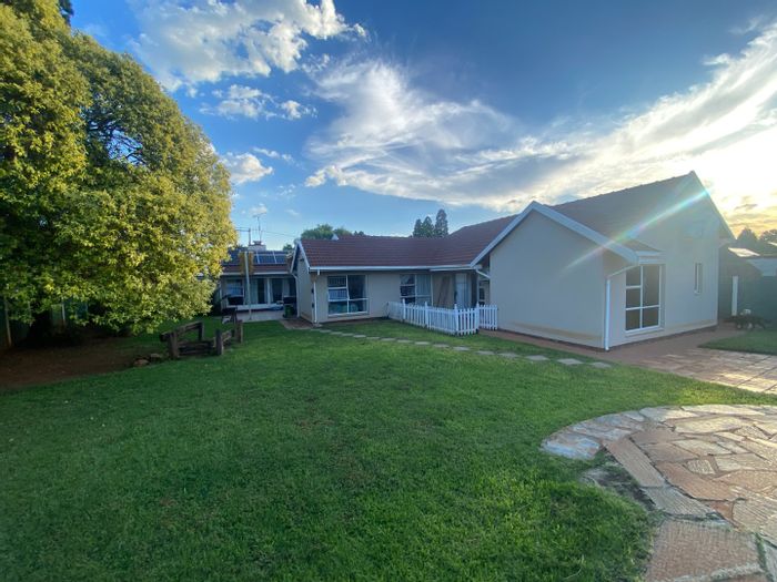 Doringkloof House For Sale: 3 beds, flatlet, pool, solar system, pet-friendly.