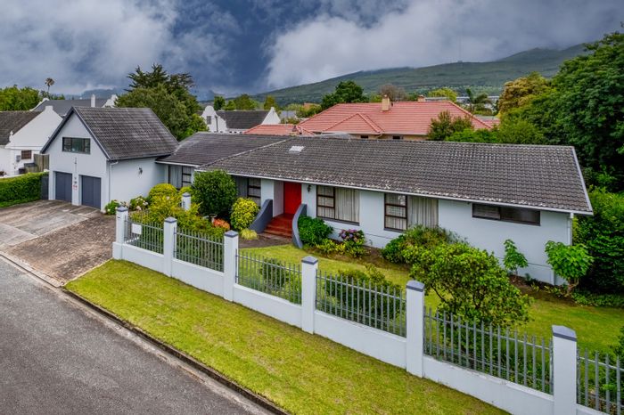 For Sale: House in Heatherlands with open-plan living, bar, garden flat, pool.