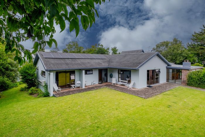 For Sale: House in Heatherlands with open-plan living, bar, garden flat, pool.