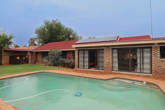 For Sale: House in Stilfontein Ext 4 with pool, bar, borehole, and garages.