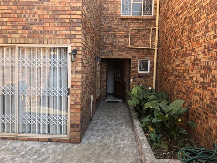 Benoni West Apartment For Sale: 3 Bedrooms, private garden, pool, 24-hour security.