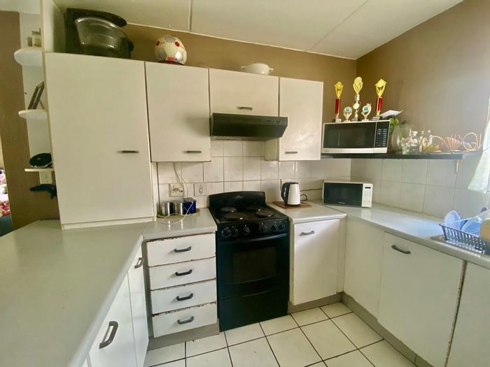 Vorna Valley Apartment For Sale: 2 beds, garden, pool, secure complex, soccer field.