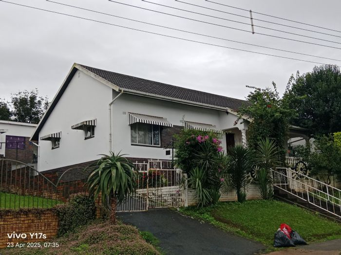 Newholme House For Sale: 3 bedrooms, flatlets, ample parking, breathtaking views.