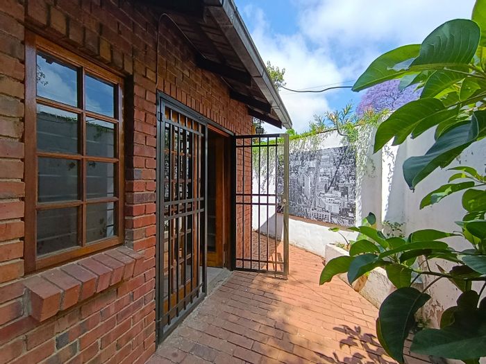 House To Rent in Melrose North: Open-plan studio, private courtyard, gas stove, pets allowed.