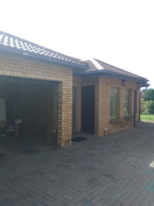 Danville House For Sale: 3 Bedrooms, Double Garage, Braai Area, Spacious Yard.