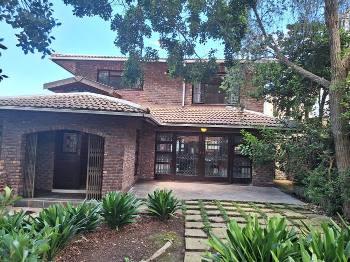 House for Sale in Lelieskloof: 3 en-suite bedrooms, spacious kitchen, garden views.