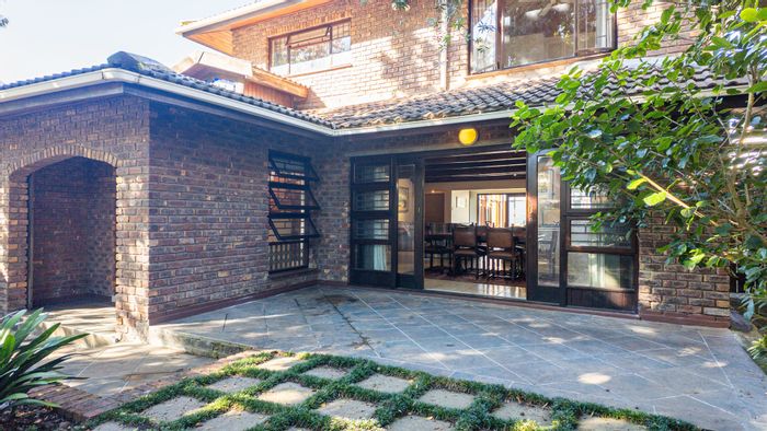 House for Sale in Lelieskloof: 3 en-suite bedrooms, spacious kitchen, garden views.