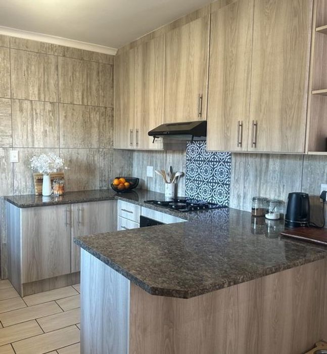 Windsor Park House For Sale: 2 bedrooms, secure yard, open plan living, braai area.