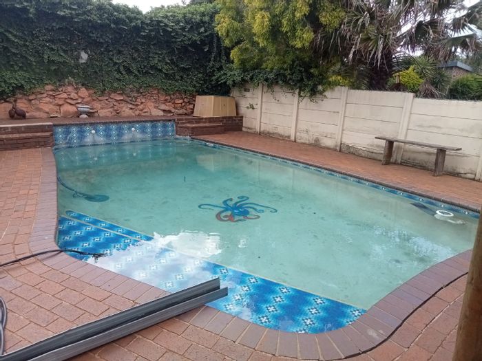 3-bedroom house for sale in Kenmare with pool, lapa, and close to schools.