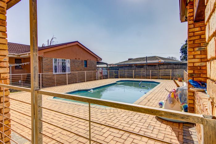 For Sale: House in Selection Park with pool, double garage, and spacious layout.