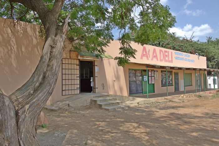 Kromdraai Farm For Sale: 3-bedroom home, retail shops, redevelopment potential.