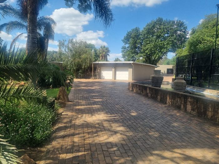 For Sale: Farm in Benoni AH with 3 beds, offices, warehouses, and borehole.