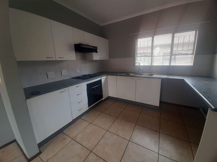For Sale: 2-Bedroom Apartment in Wilgeheuwel with pool, clubhouse, and secure complex.