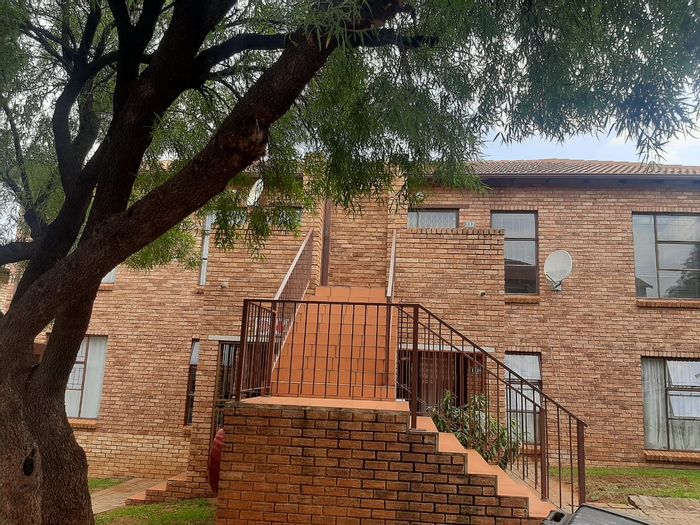 For Sale: 2-Bedroom Apartment in Wilgeheuwel with pool, clubhouse, and secure complex.