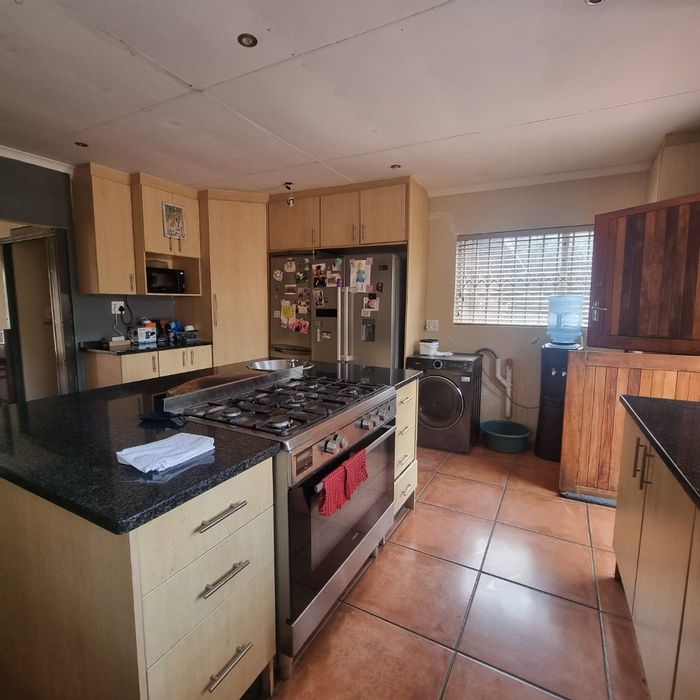 For Sale: Driefontein Farm with main house, flatlet, garages, pool, and borehole.